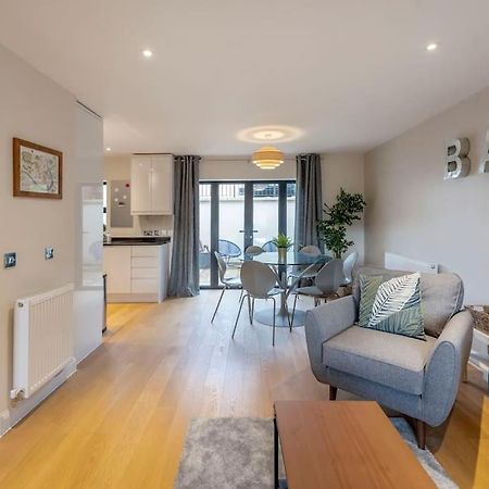 Fantastic 3-Bed House With Parking Villa Bath Exterior photo