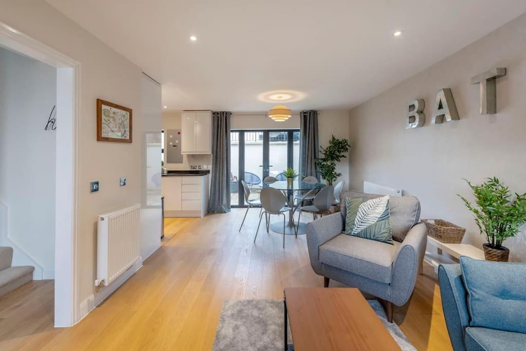 Fantastic 3-Bed House With Parking Villa Bath Exterior photo