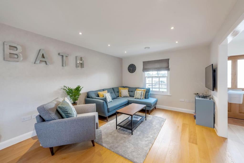Fantastic 3-Bed House With Parking Villa Bath Exterior photo